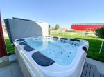 Large spacious Hot tub